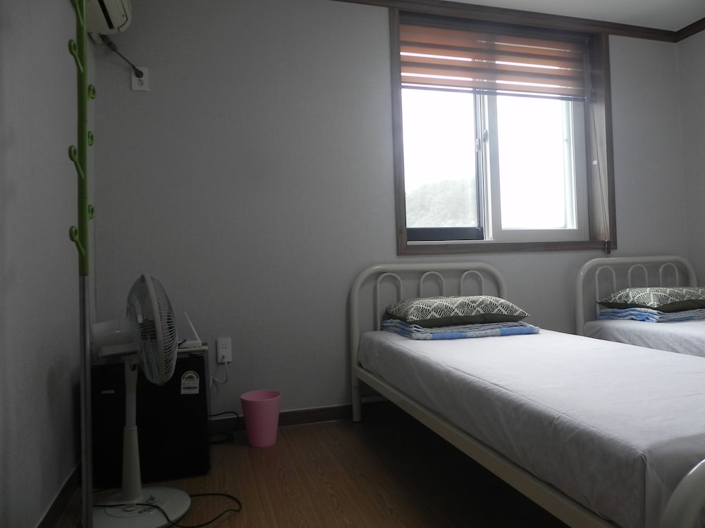 ROOM, TWIN BEDS