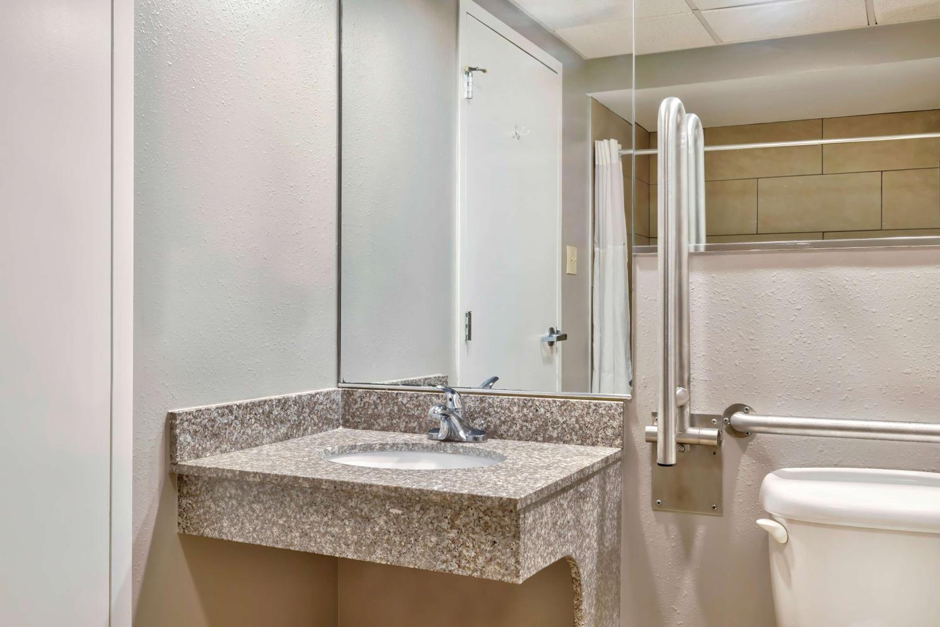 غرفة بسريرين كوين لذوي الإعاقة، Motel6 Bethel, CT - Danbury 5/7