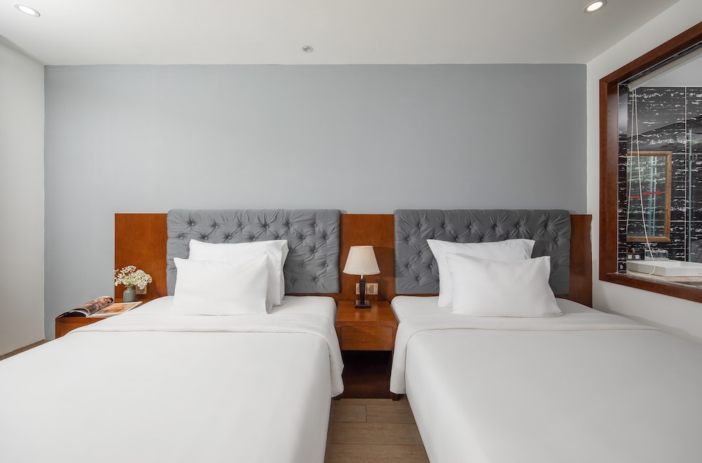 DELUXE, TWIN BEDS, CITY VIEW