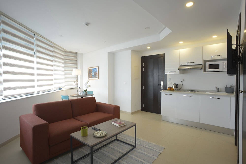 Maia Hotel Suites 24/44