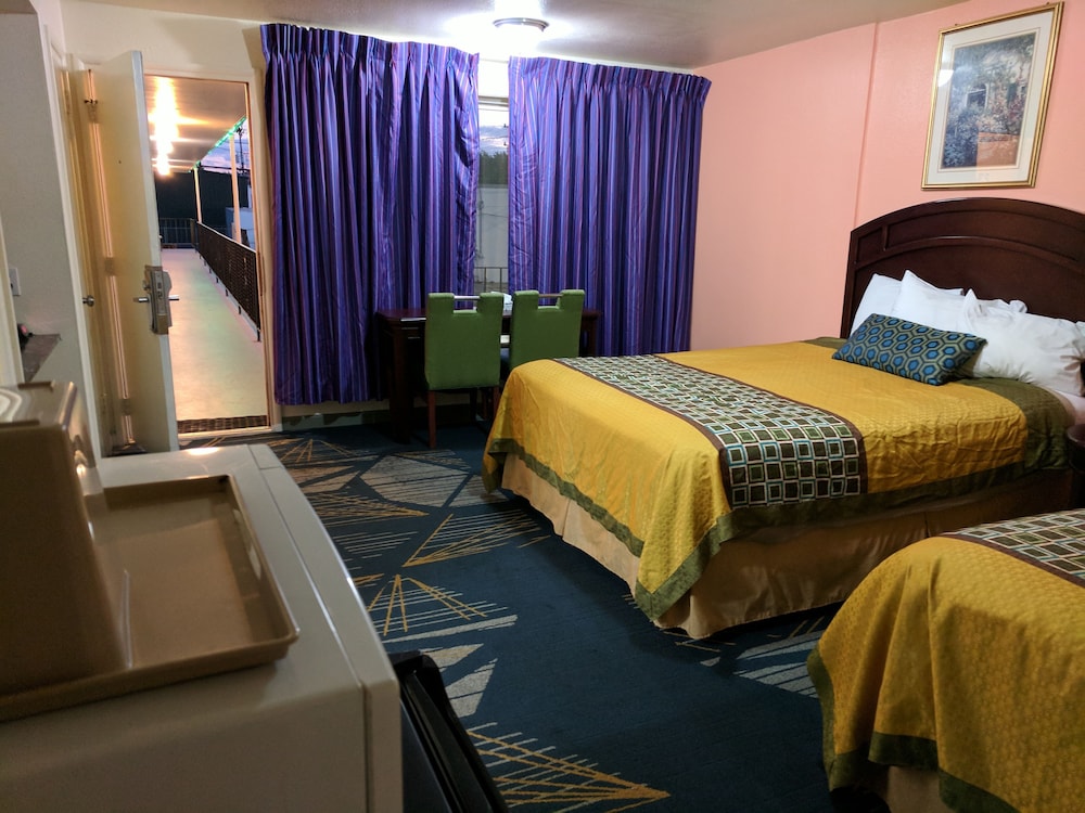 La Hacienda Motel 25/65