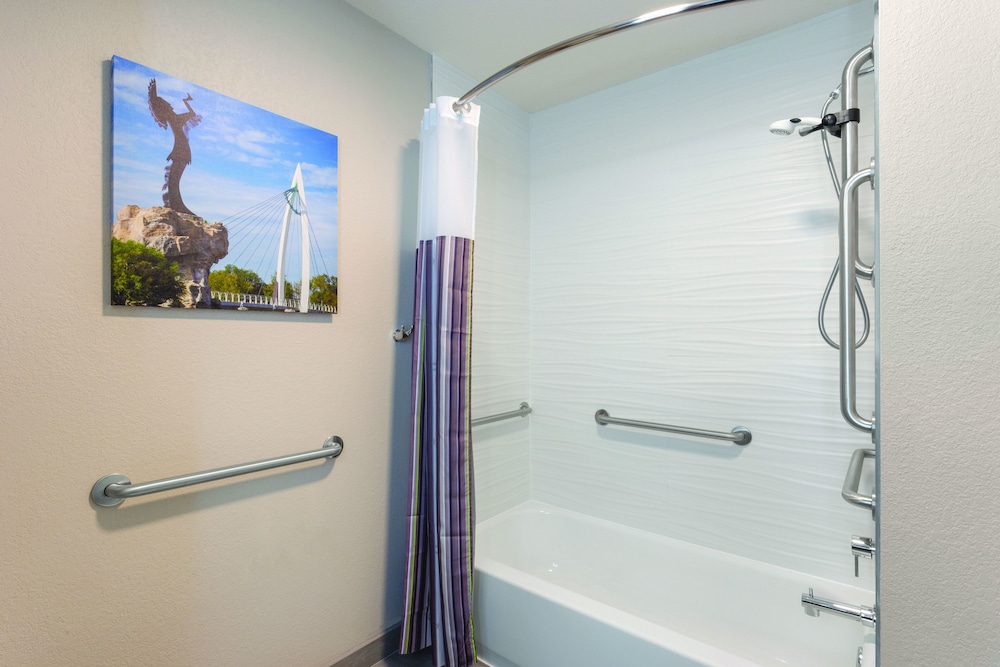 La Quinta Inn & Suites by Wyndham Wichita Airport 17/56