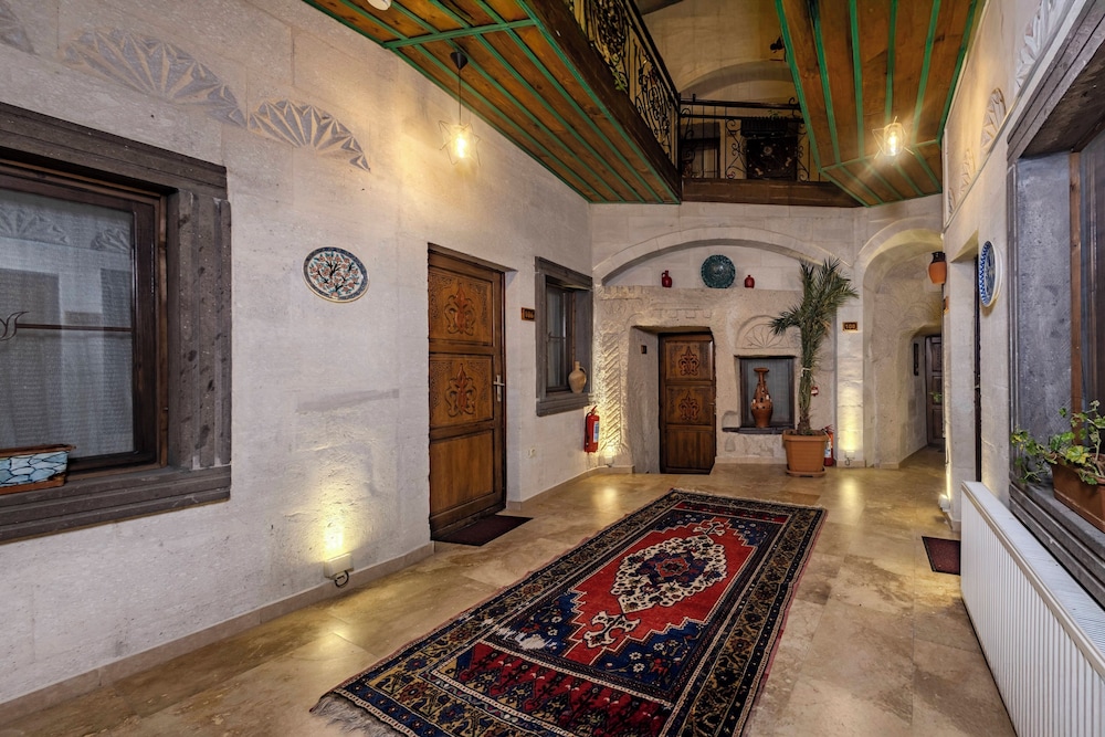 Grand Elite Cave Suites 7/50