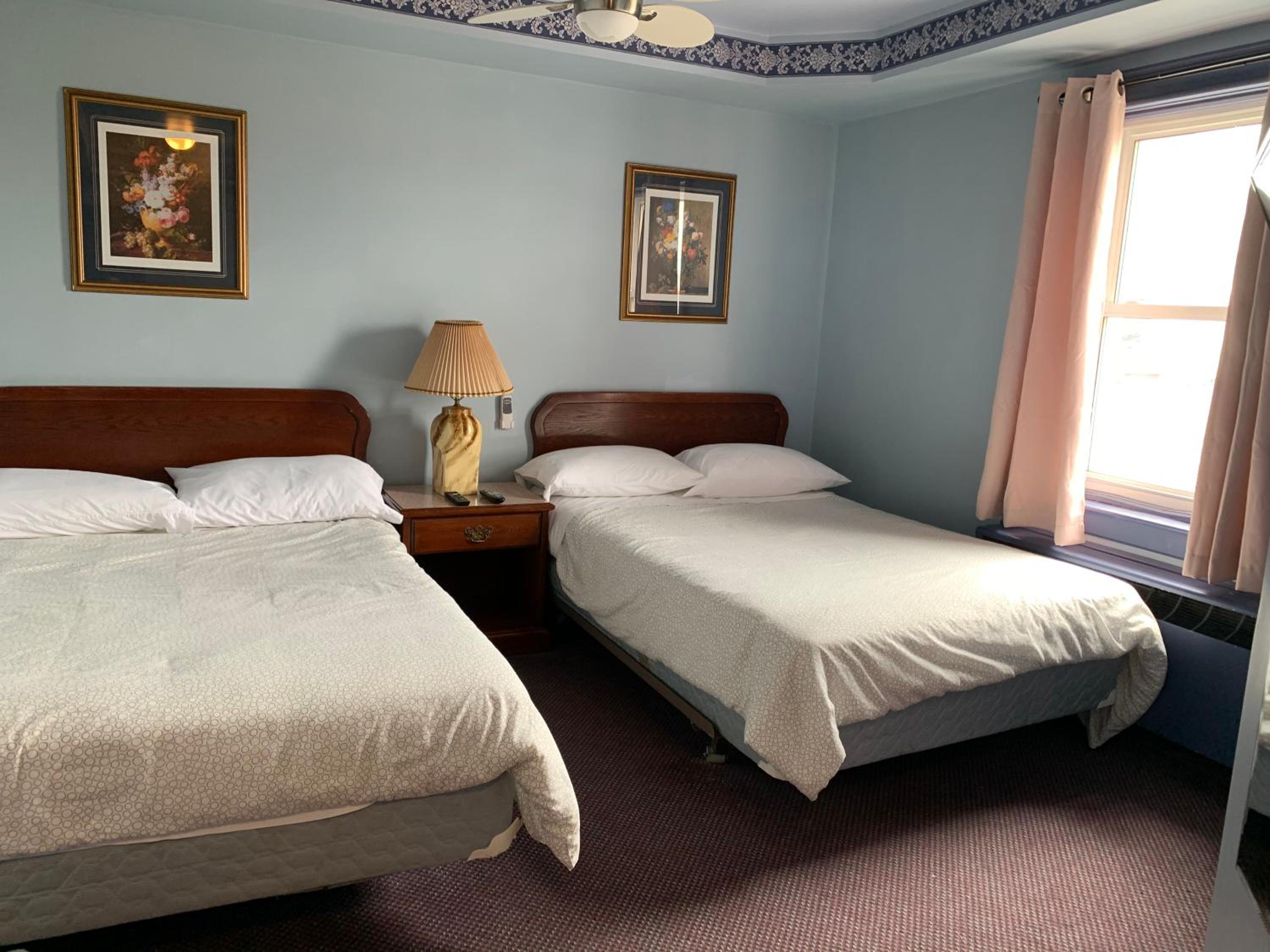 Lakeview Hotel 9/33