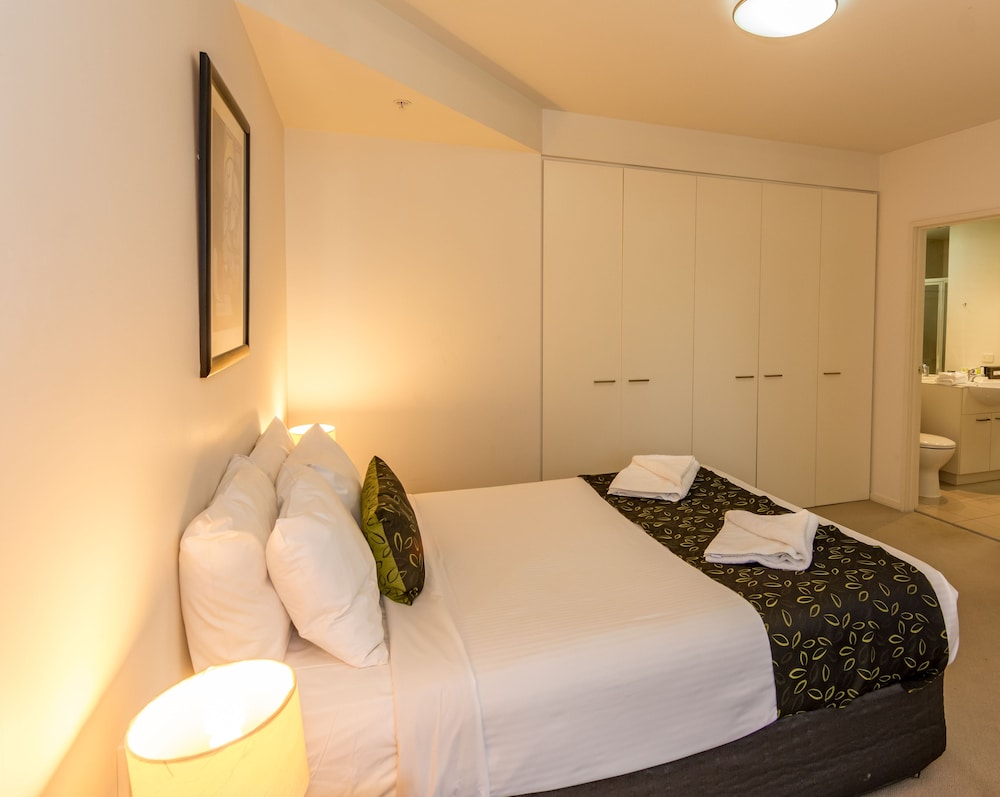 Akom Docklands 50/50