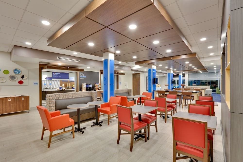 Holiday Inn Express And Suites Plano East 32/48