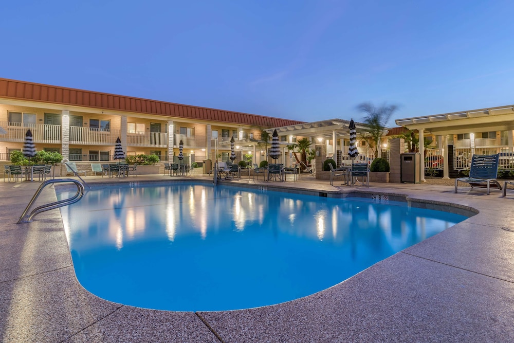 Best Western Plus Hilltop Inn 1/52