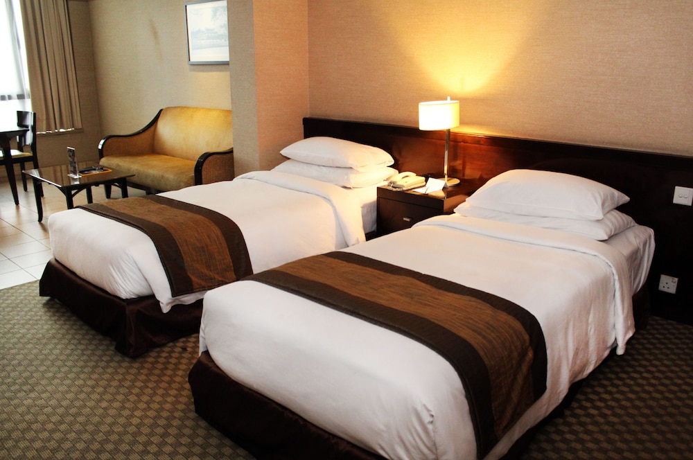 Pacific Regency Hotel Suites 32/70