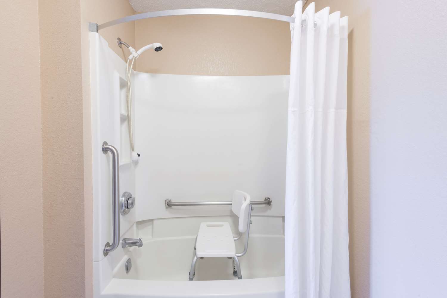 Days Inn By Wyndham Pittsburgh-Harmarville 15/16