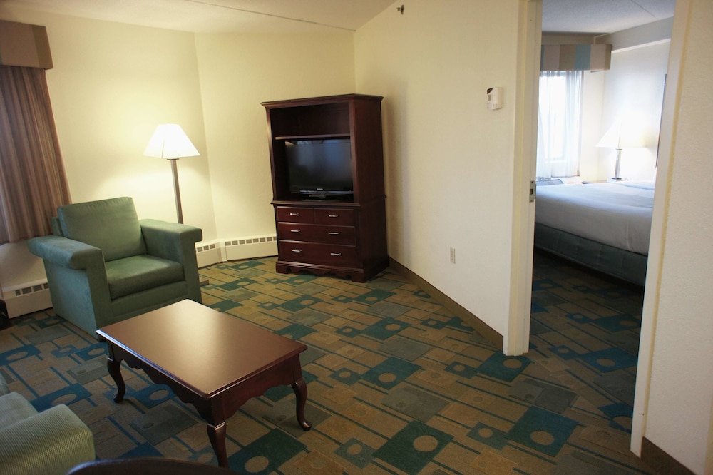 La Quinta Inn & Suites by Wyndham Boston Somerville 34/52