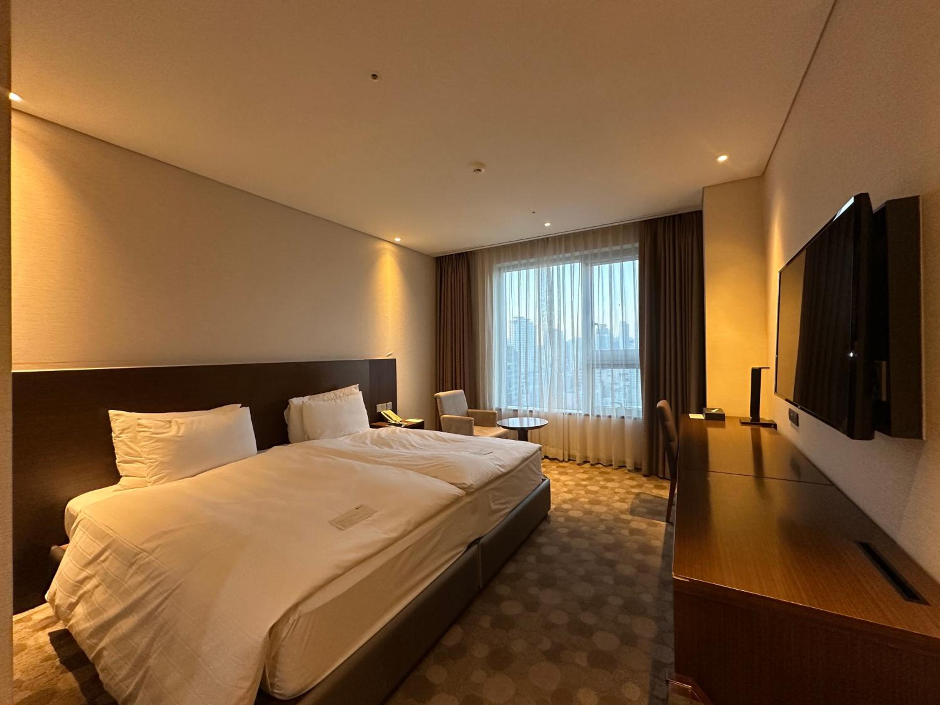 Hollywood, Superior, Twin Beds