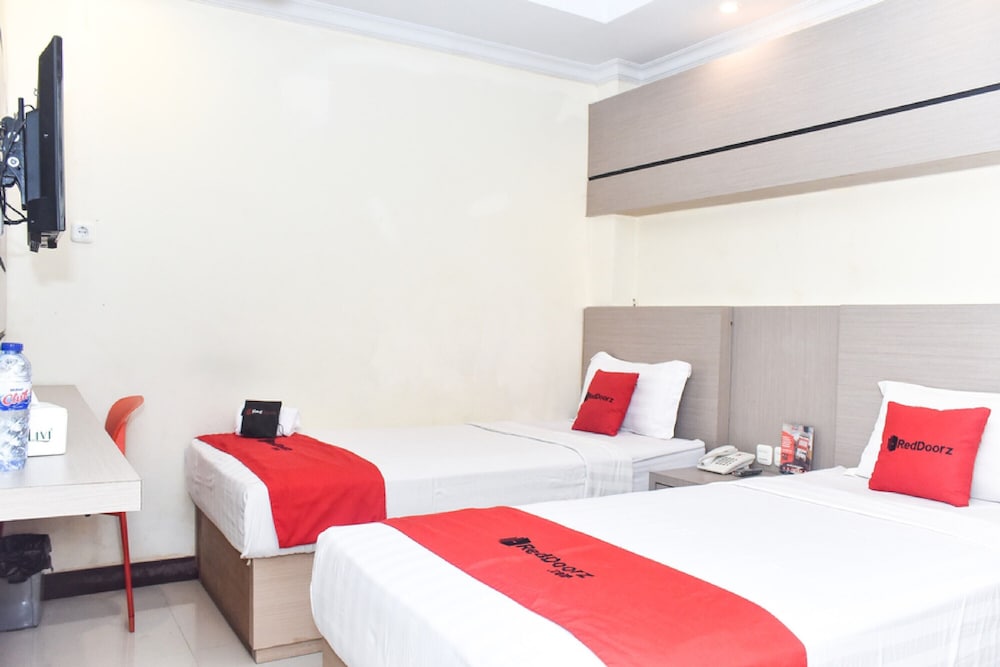 Reddoorz Plus Near Makassar Town Square 4/21