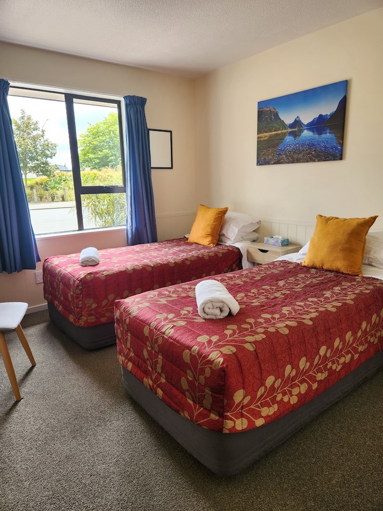 Super, Twin Beds