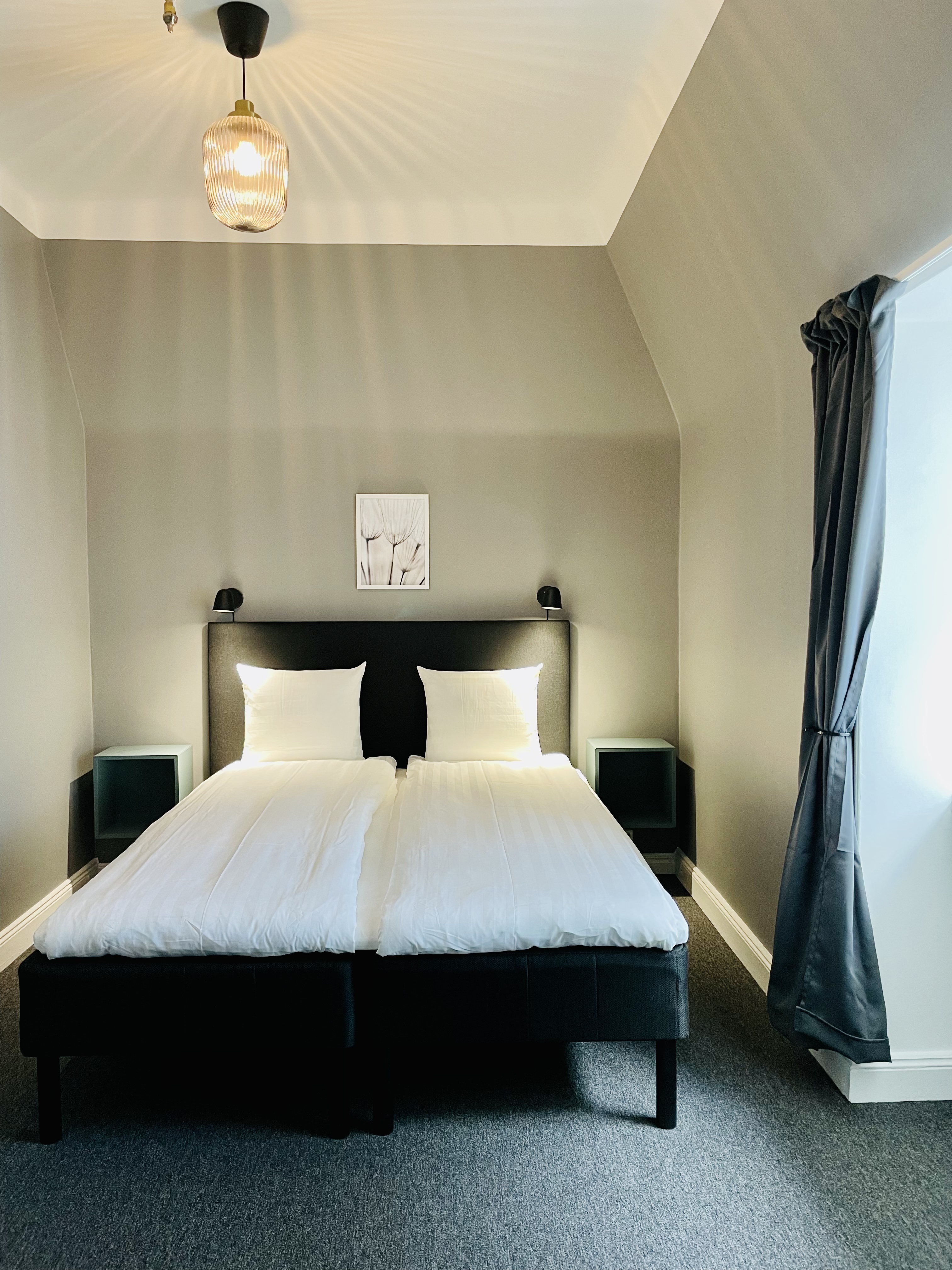 ROOM, DOUBLE BED