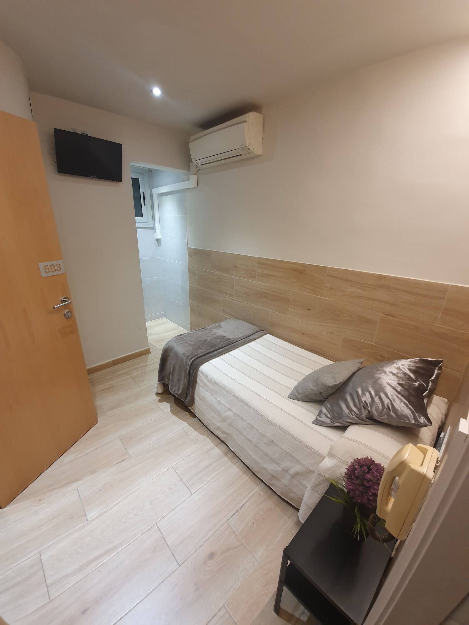 ROOM, SINGLE, SHARED BATHROOM
