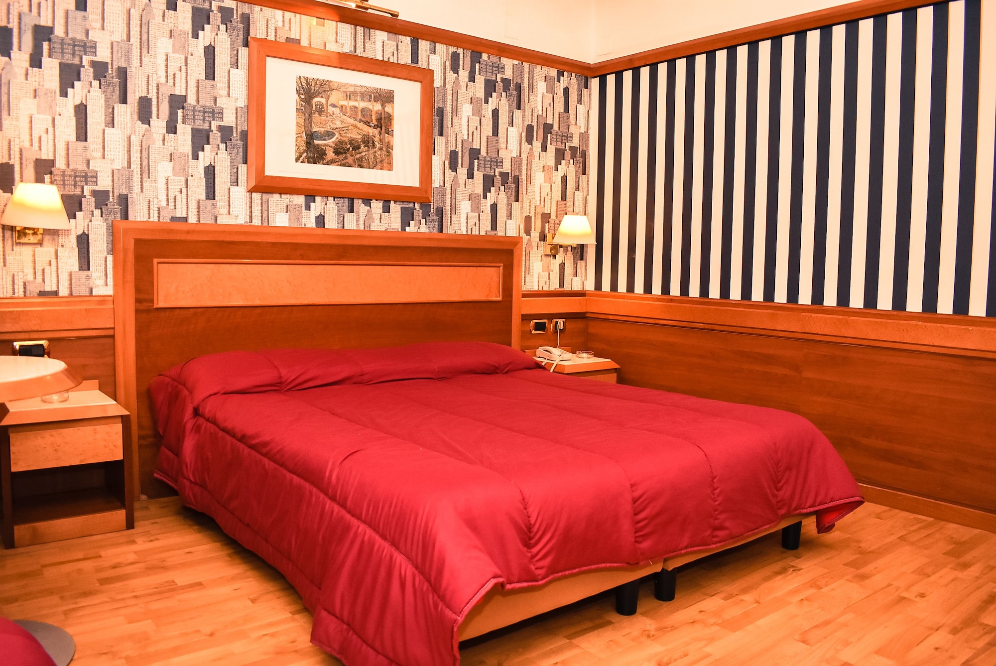 ROOM, DOUBLE BED
