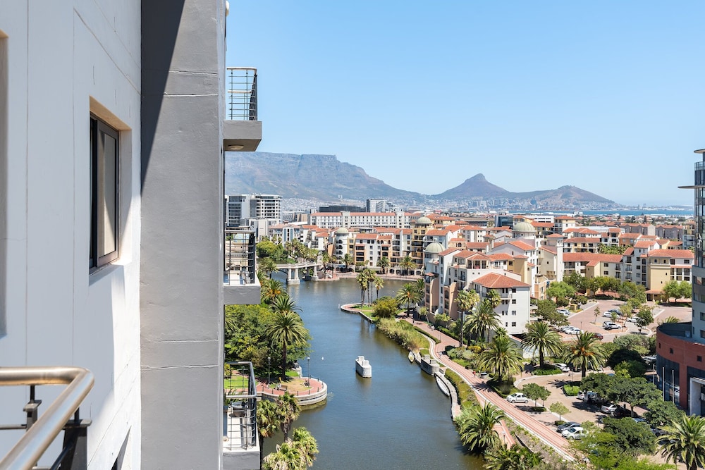 Century City Boutique Apartments 44/50