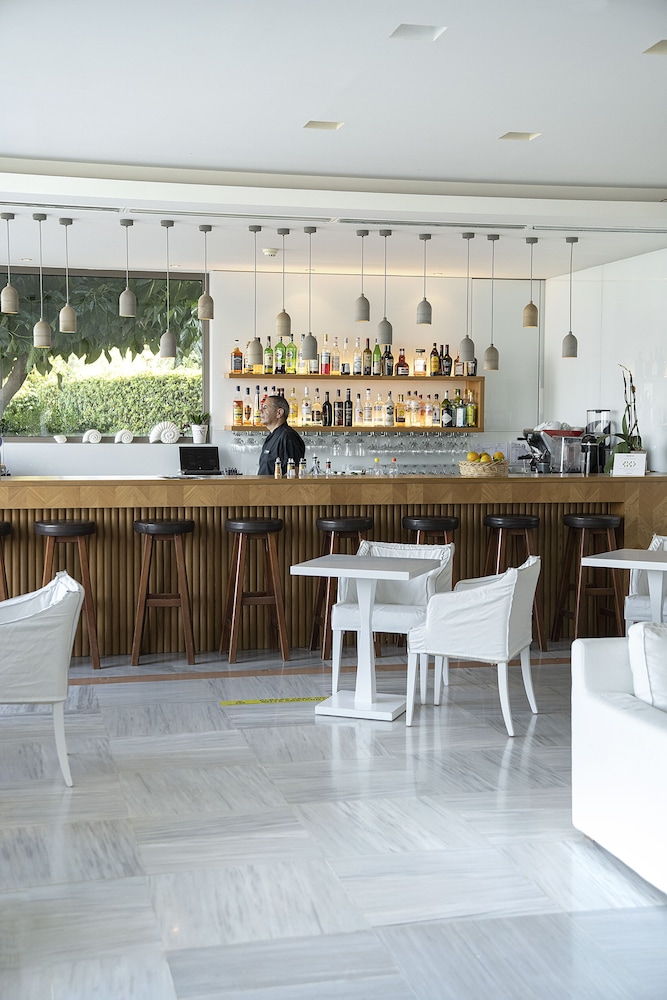 Maritimo Beach Hotel 52/65