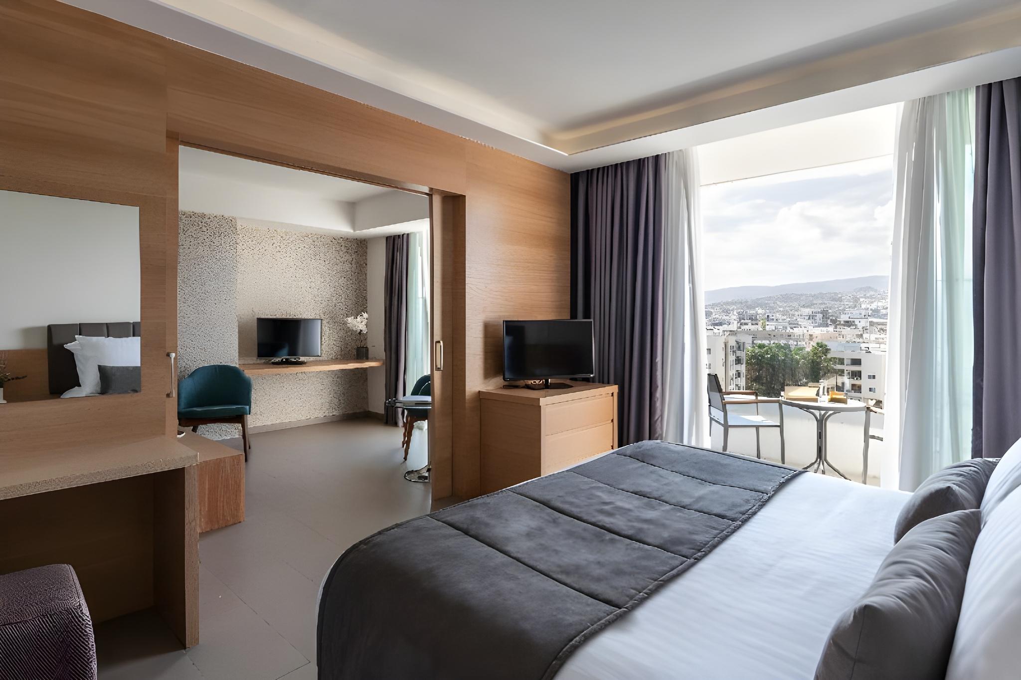 Junior Suite, King Bed, Inland View