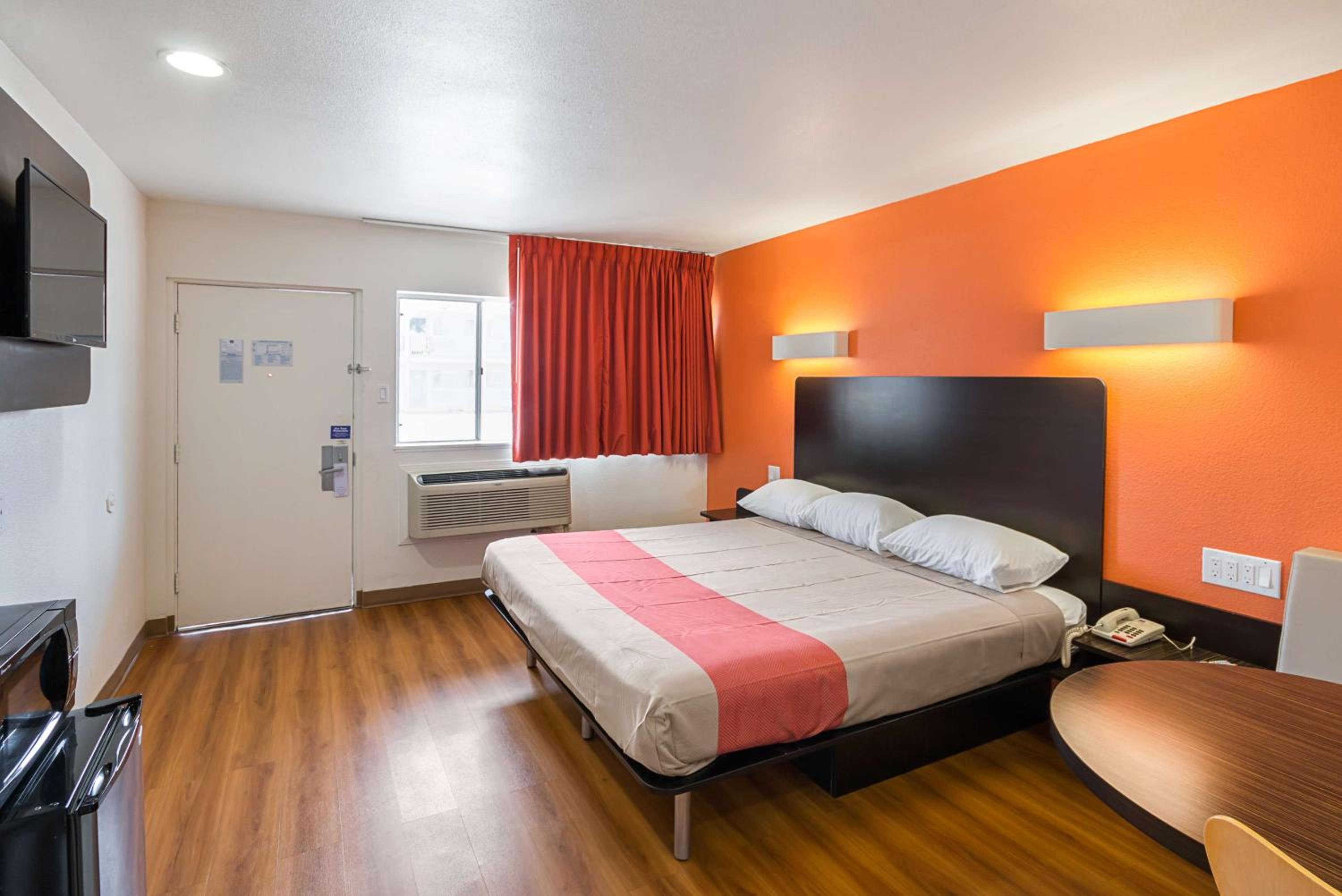 1 KING BED - NON-SMOKING, HOT TUB