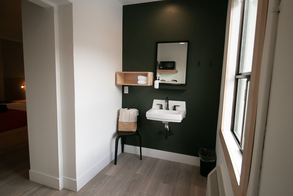 LOGE Leavenworth Downtown 49/50