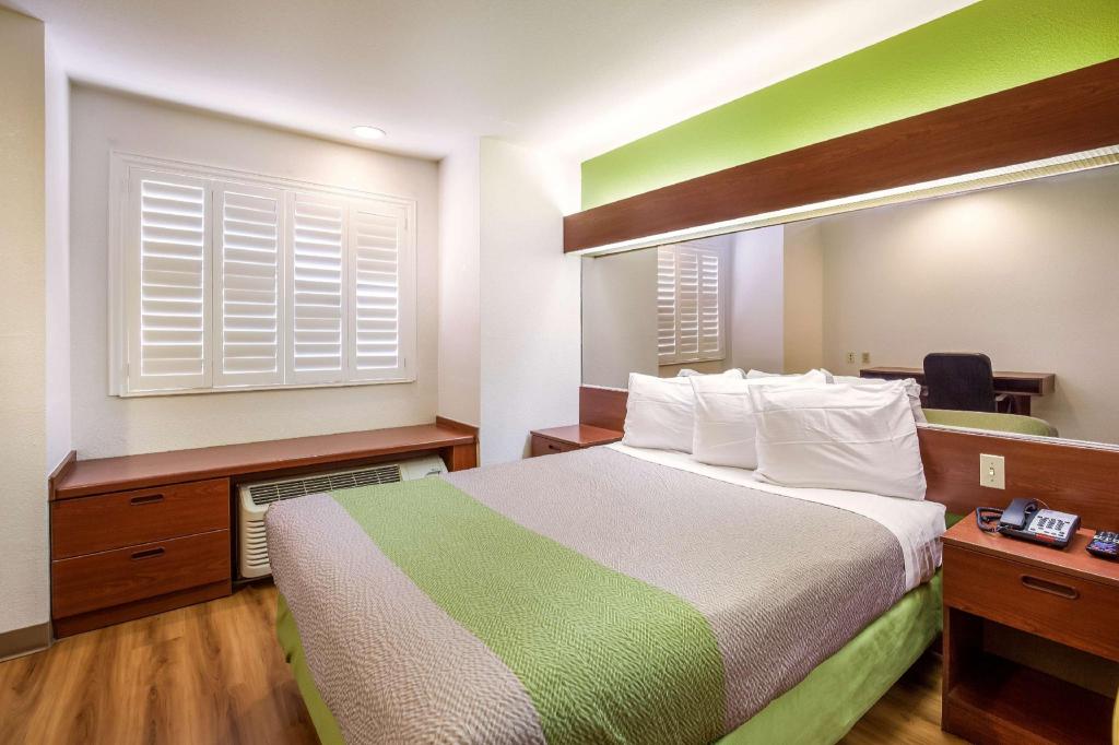 1 Queen Bed Suite, Nsmk, Micfridge, Sofa-Bed