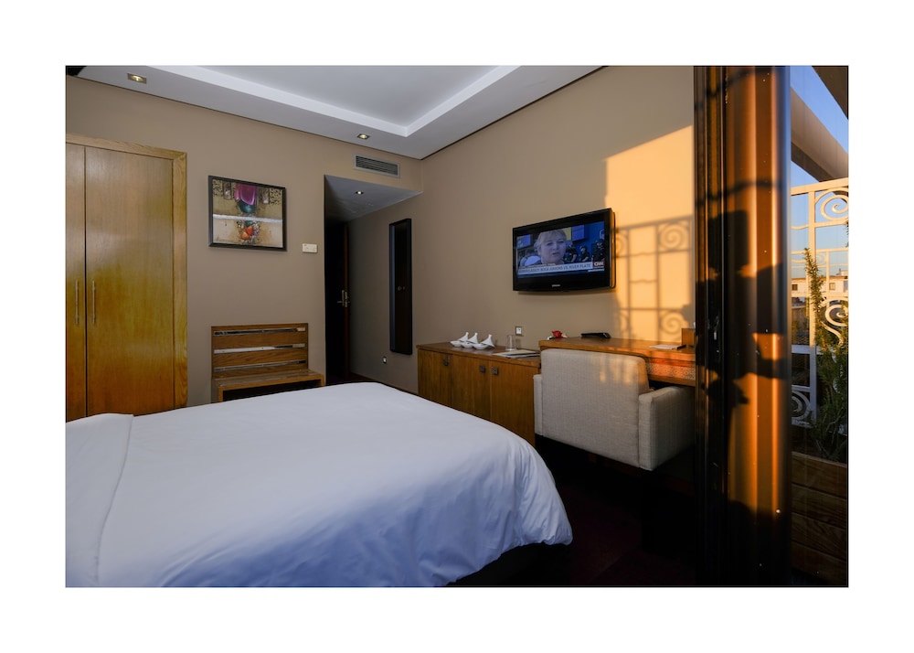COMFORT, QUEEN BED, COURTYARD VIEW