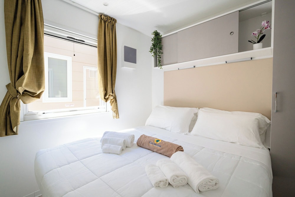 Superior, Family, Lodge, 1 Queen and 4 Single Beds
