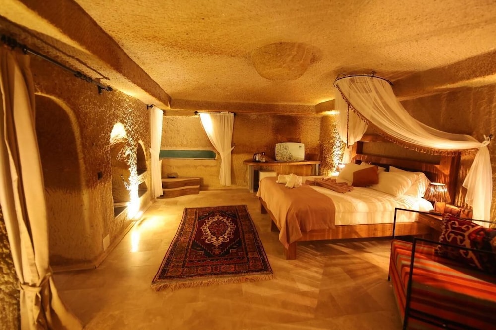 Alice in Cappadocia 17/46