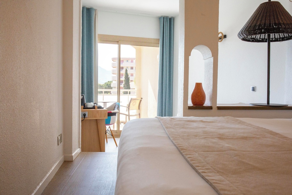 غرفة بسرير مزدوج وسرير فردي بإطلالة على البحر بشرفة بمنطقة جلوس