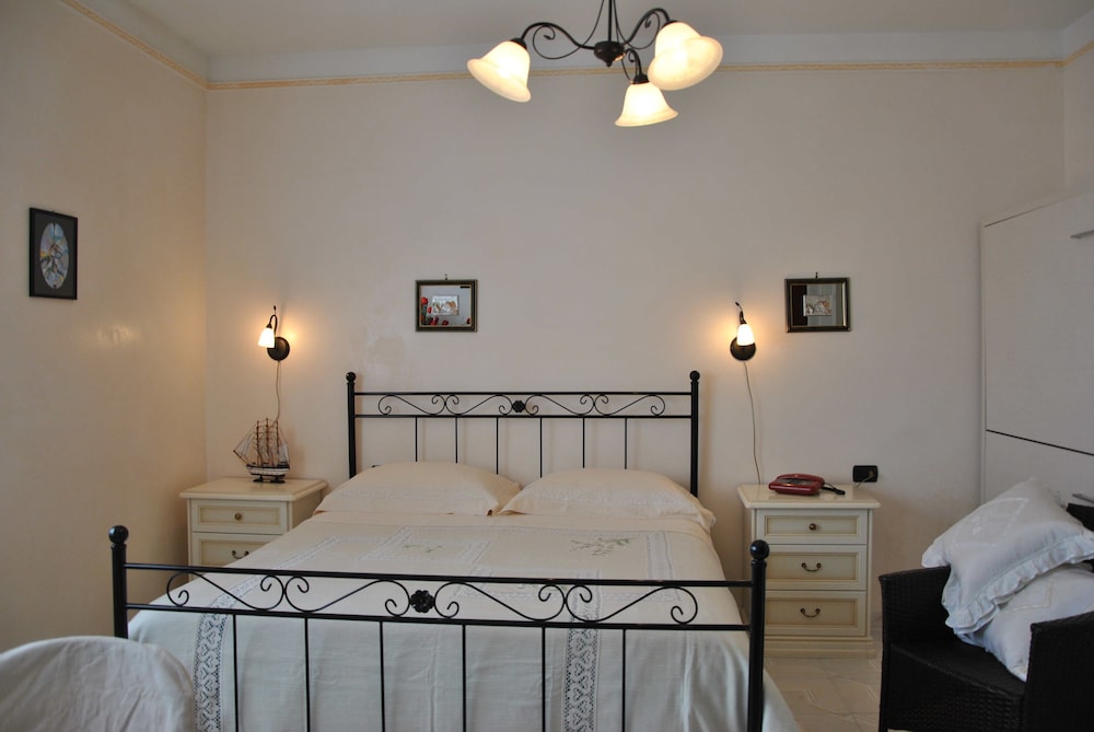 DELUXE, DOUBLE BED