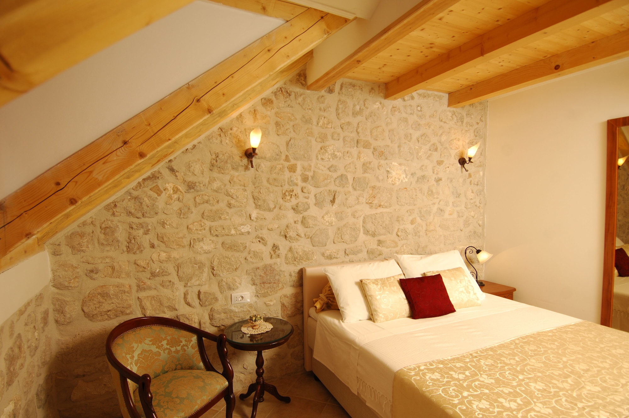 ROOM, DOUBLE BED