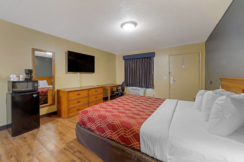Econo Lodge Pryor 24/58