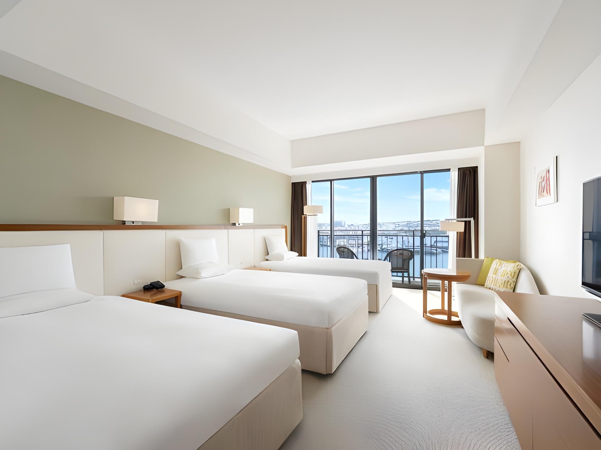 Deluxe High Floor Harbor Triple Room