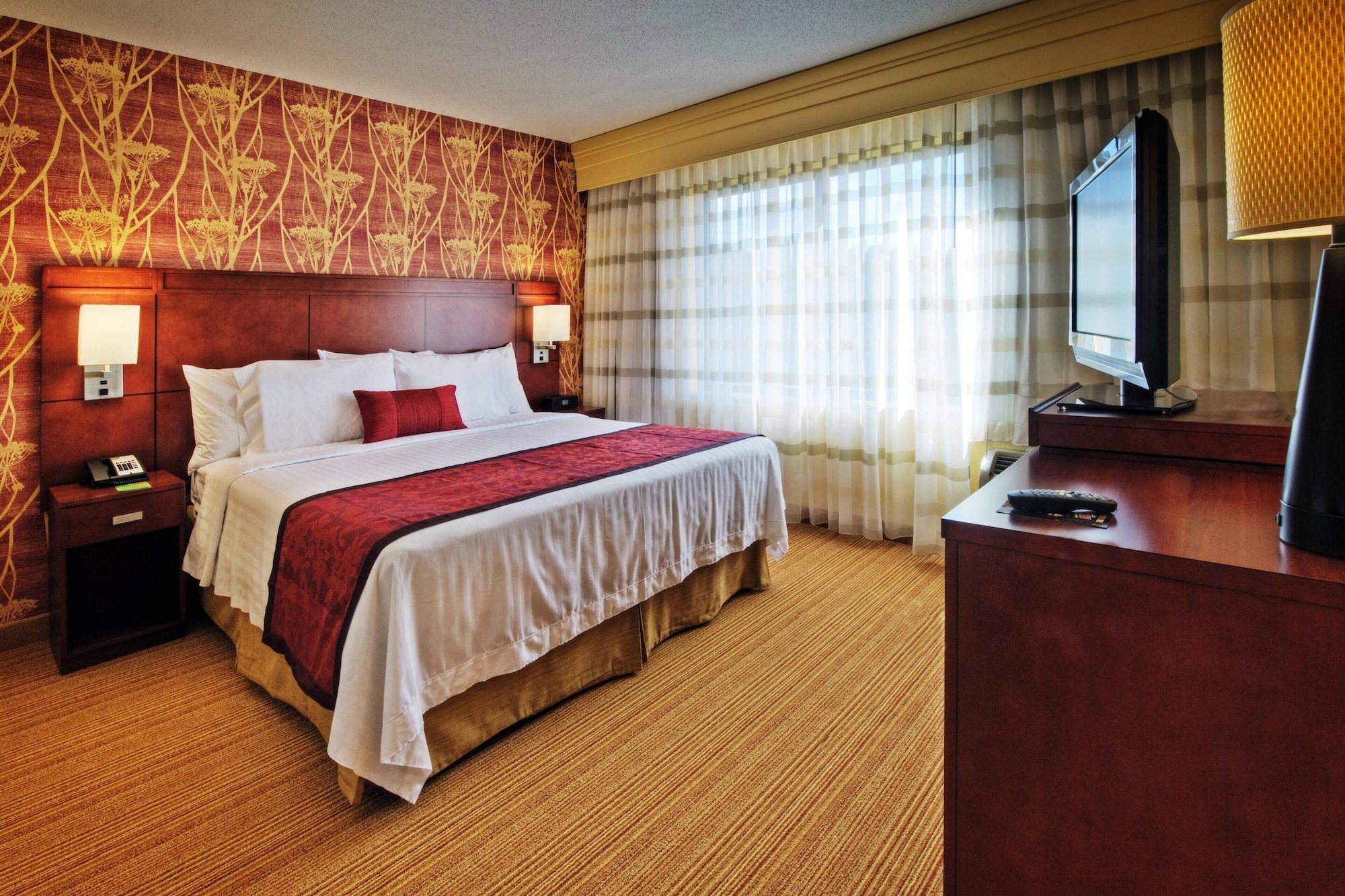 غرفة بسرير كينج مع أريكة، Courtyard Marriott Johnson City 2/4