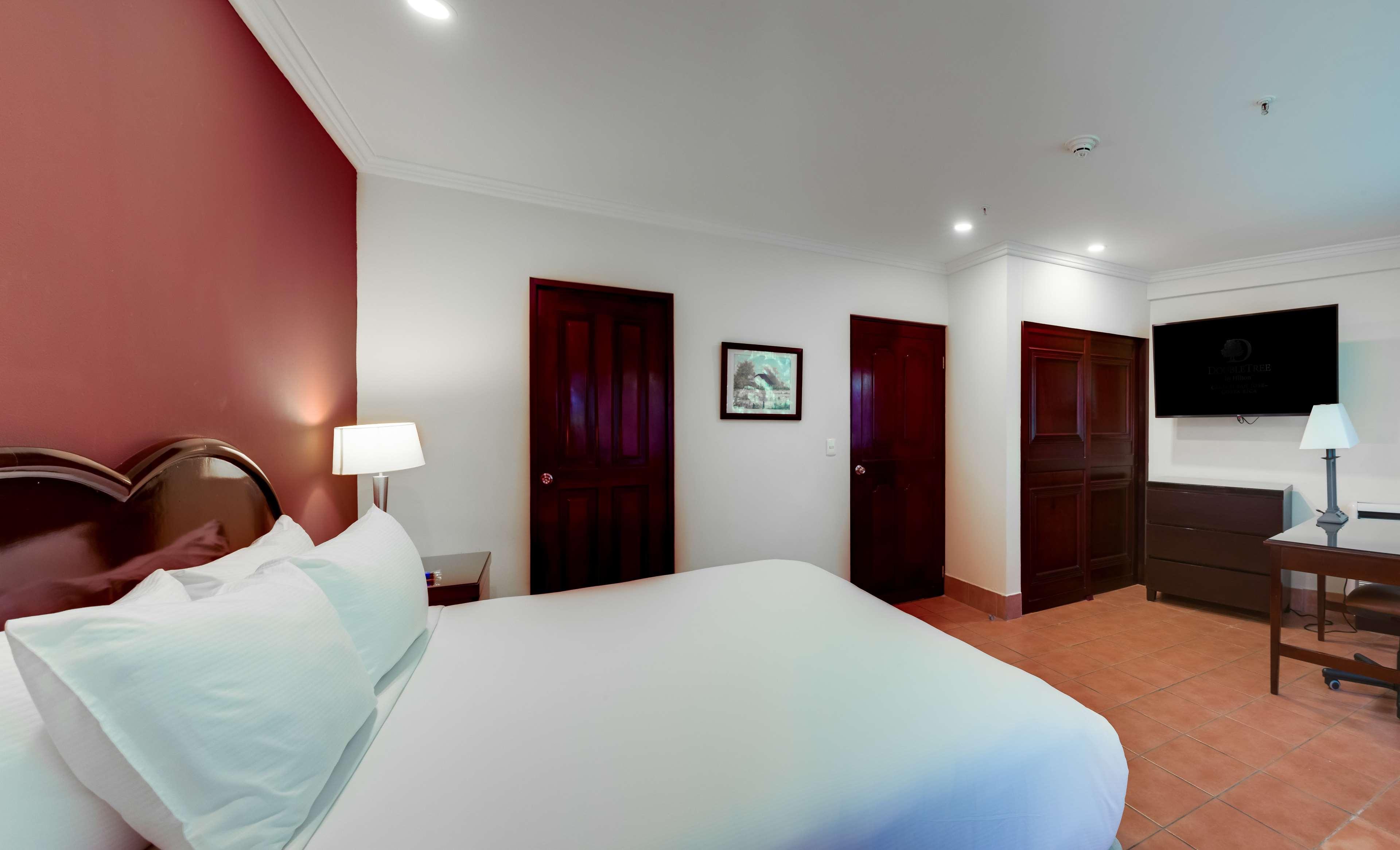 EXECUTIVE, KING BED, LOUNGE ACCESS