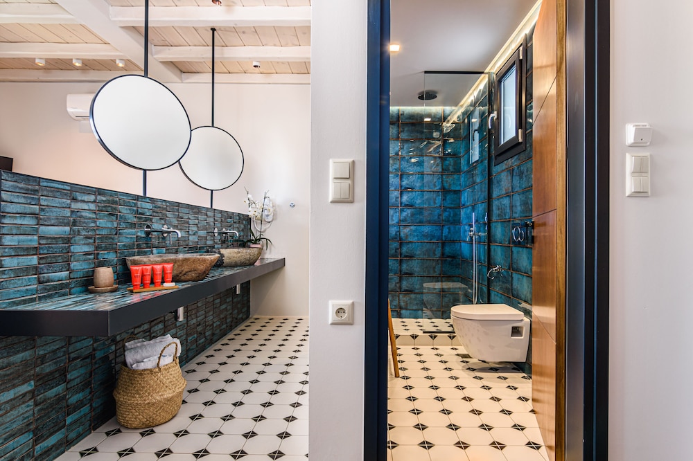 SUITE, PRIVATE POOL