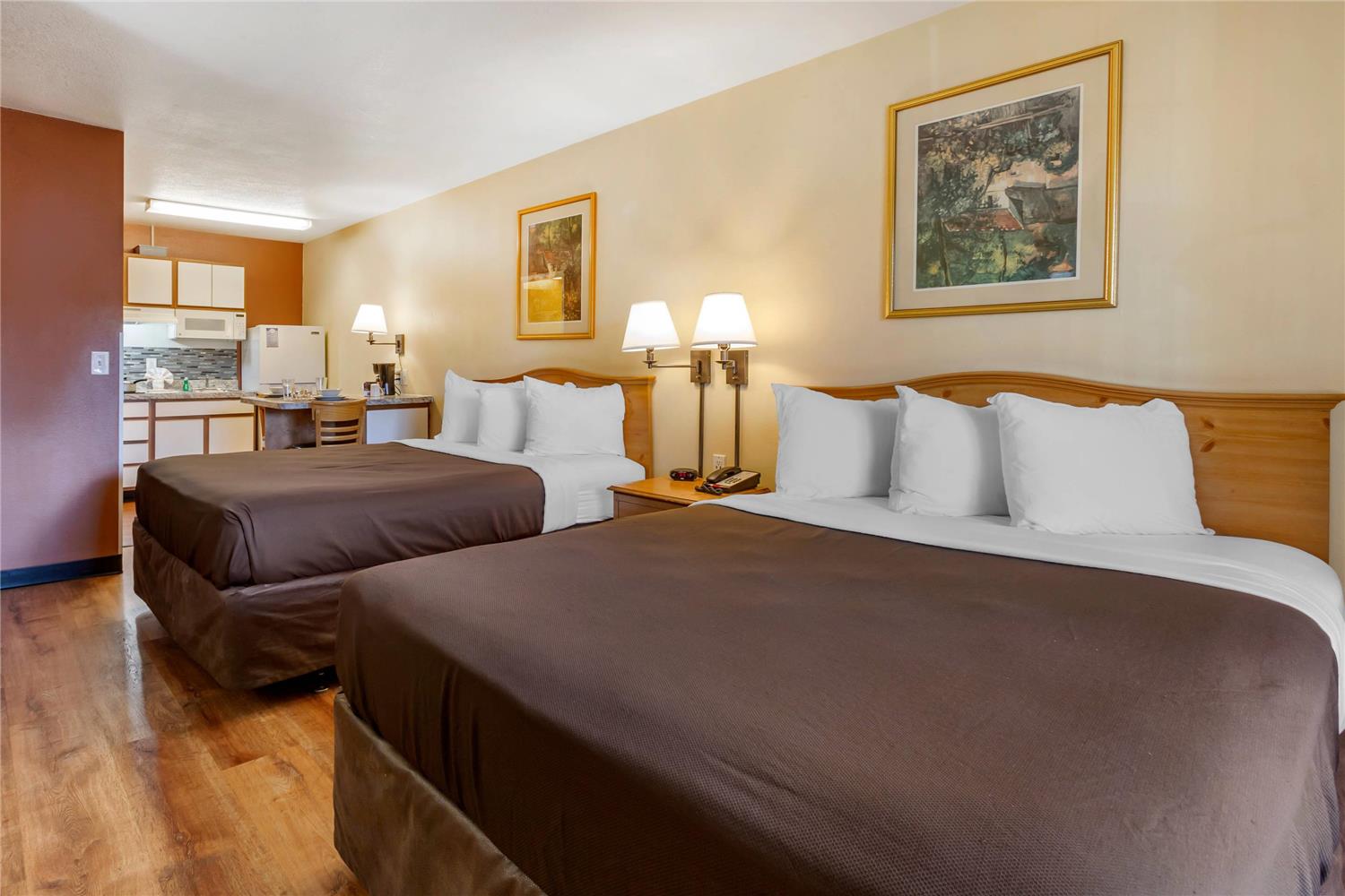 EFFICIENCY, 2 QUEEN BEDS
