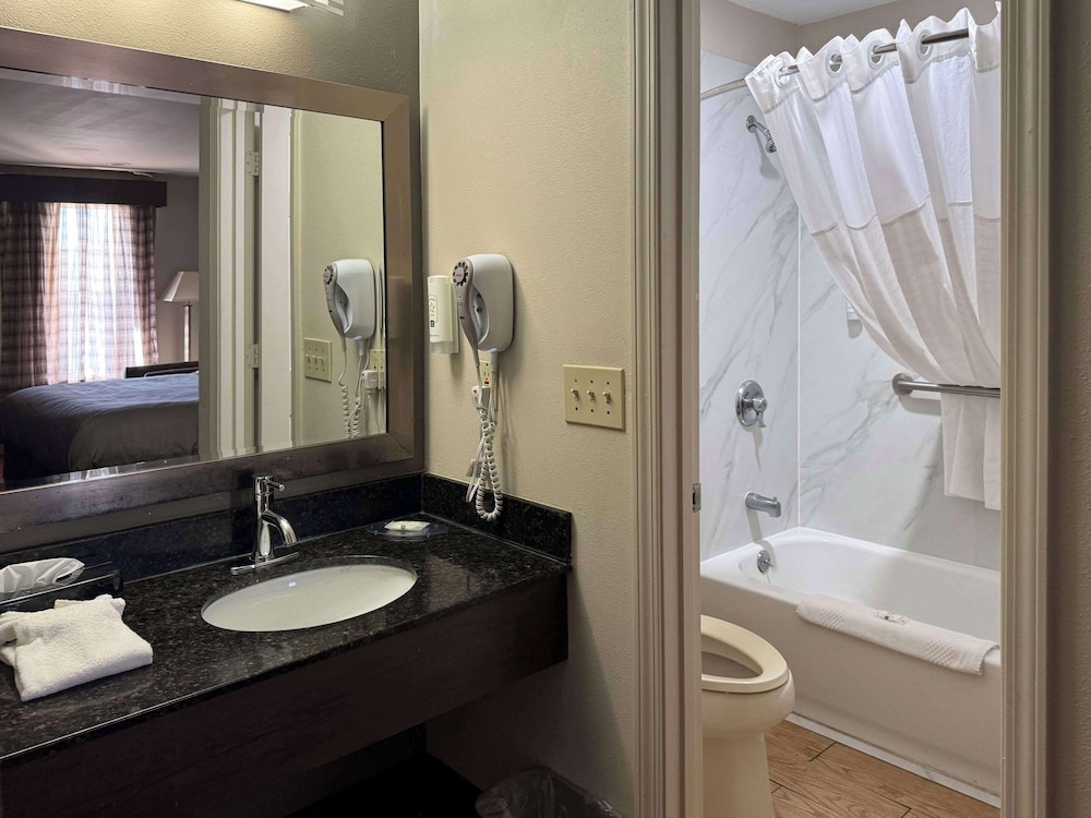 غرفة قياسية بسرير كينج للمدخنين، Quality Inn Lagrange East I-85 3/3
