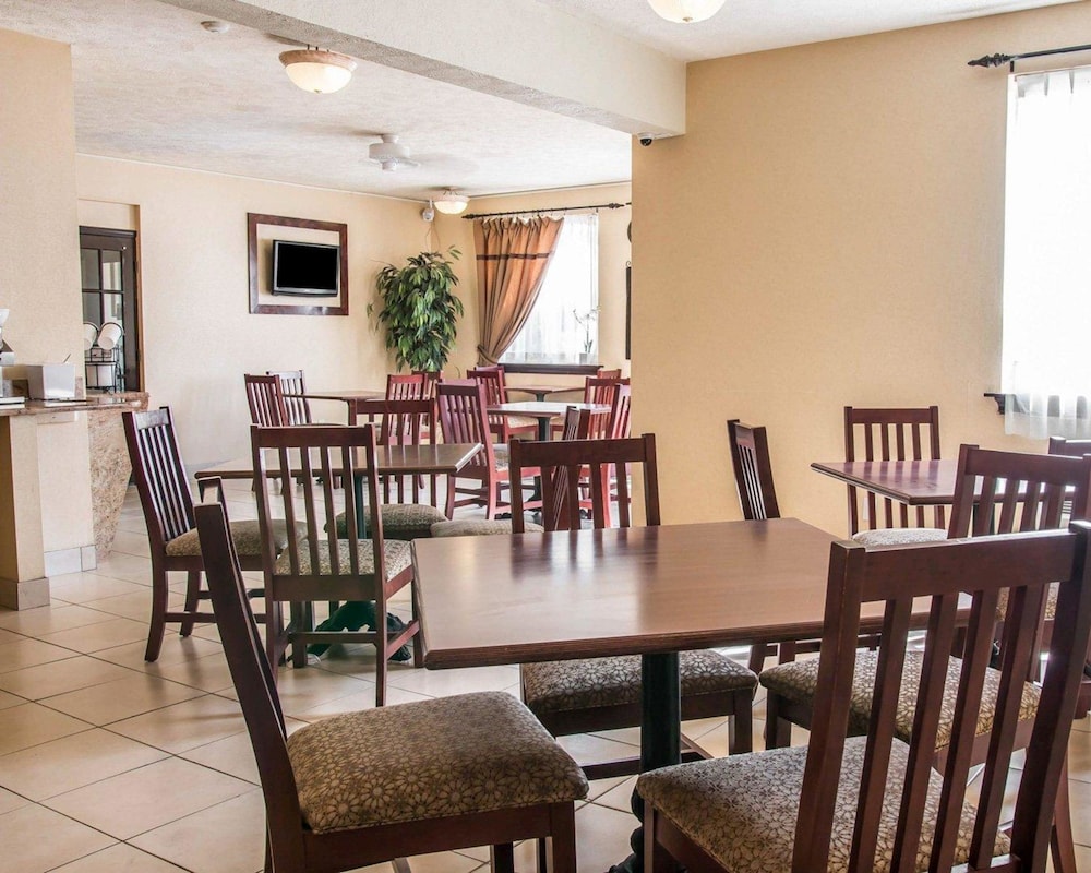 Comfort Inn Whitehall Near Michigan s Adventure 30/36