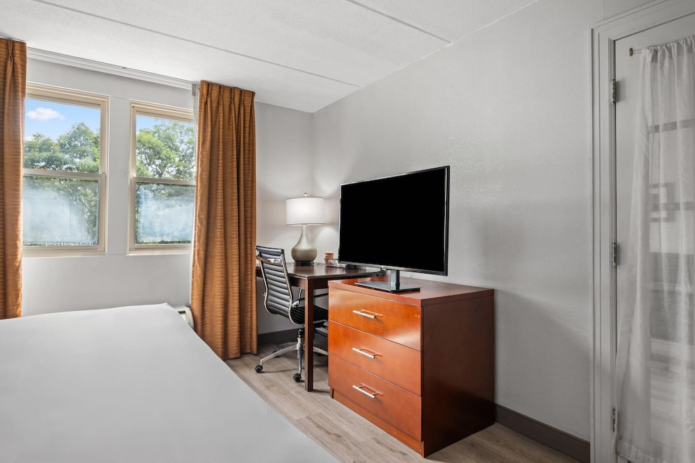 جناح بسرير كينج بجاكوزي، Comfort Suites Near Casinos 9/10