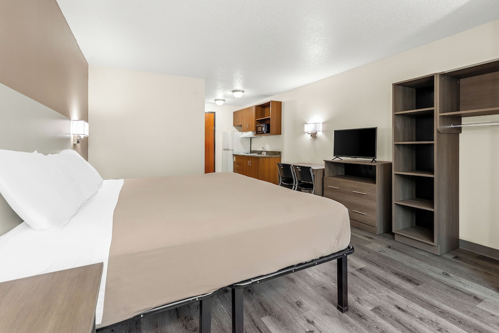 جناح بريميوم بسرير كينج مع أريكة، Welcome Suites O'Fallon Extended Stay 2/2