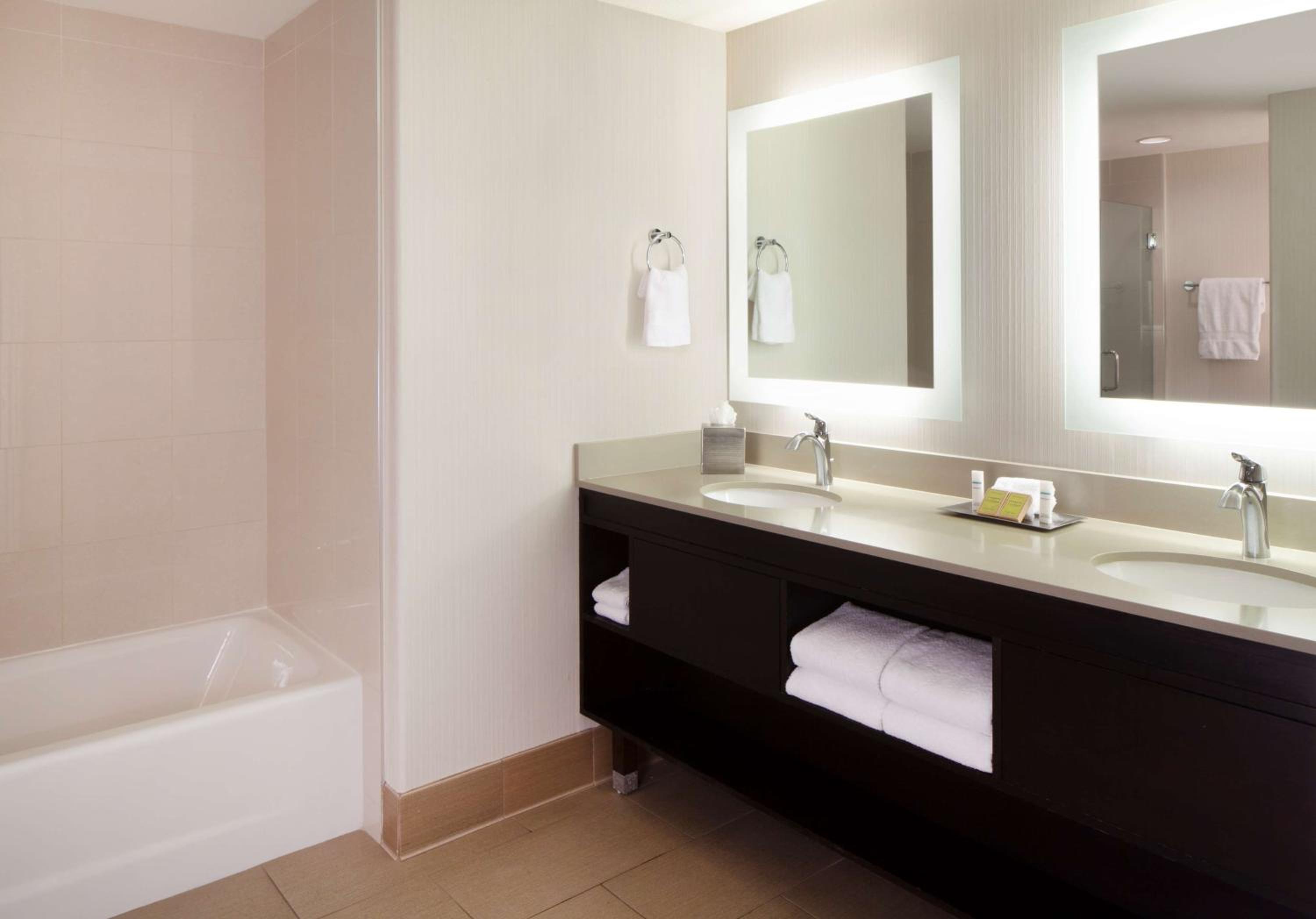 1 Bedroom, Suite, King Bed, Balcony or Patio، Hilton Santa Cruz/Scotts Valley 7/9