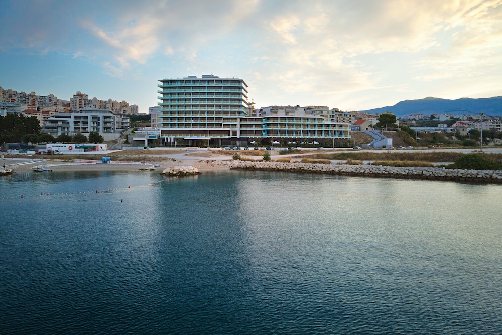 Amphora Hotel 76/80