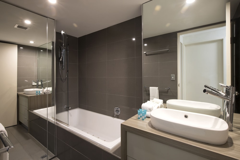 NOOSA SHORES RESORT 69/70