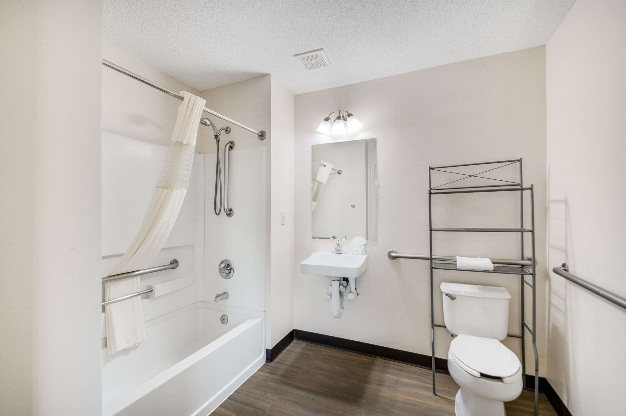 Efficiency, Queen Bed, Ground Floor، Suburban Studios Sterling - Washington Dulles 3/4