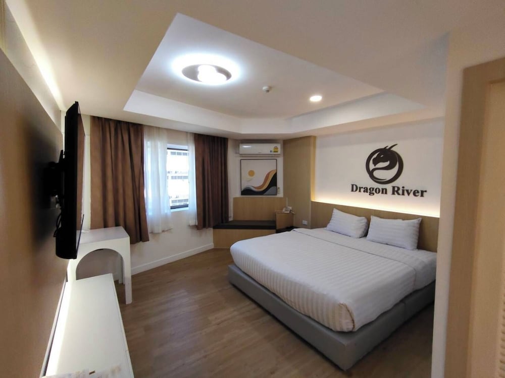 PREMIUM, DELUXE, QUEEN BED