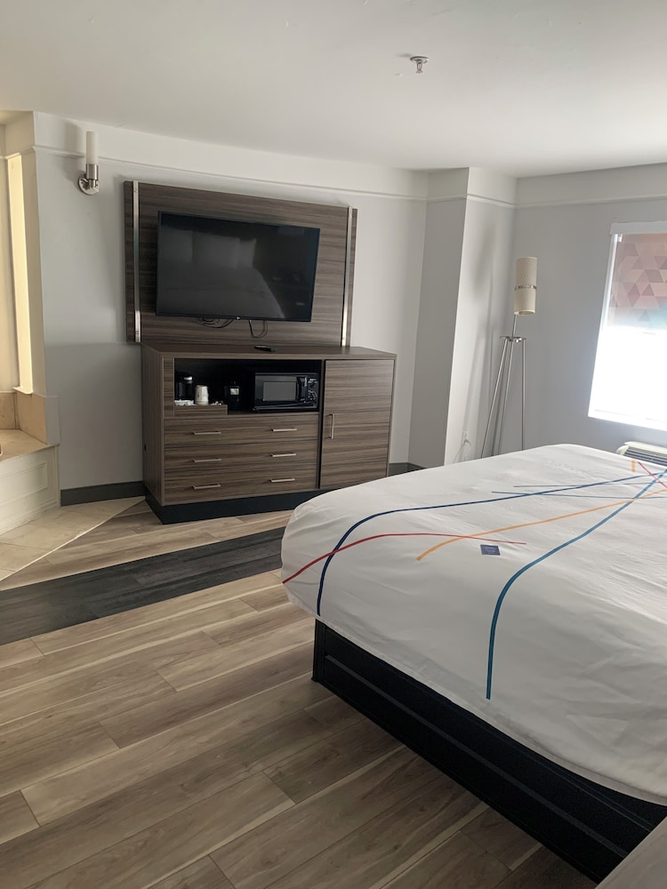 DELUXE, SUITE, KING BED