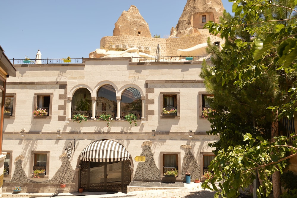 Grand Elite Cave Suites 4/50
