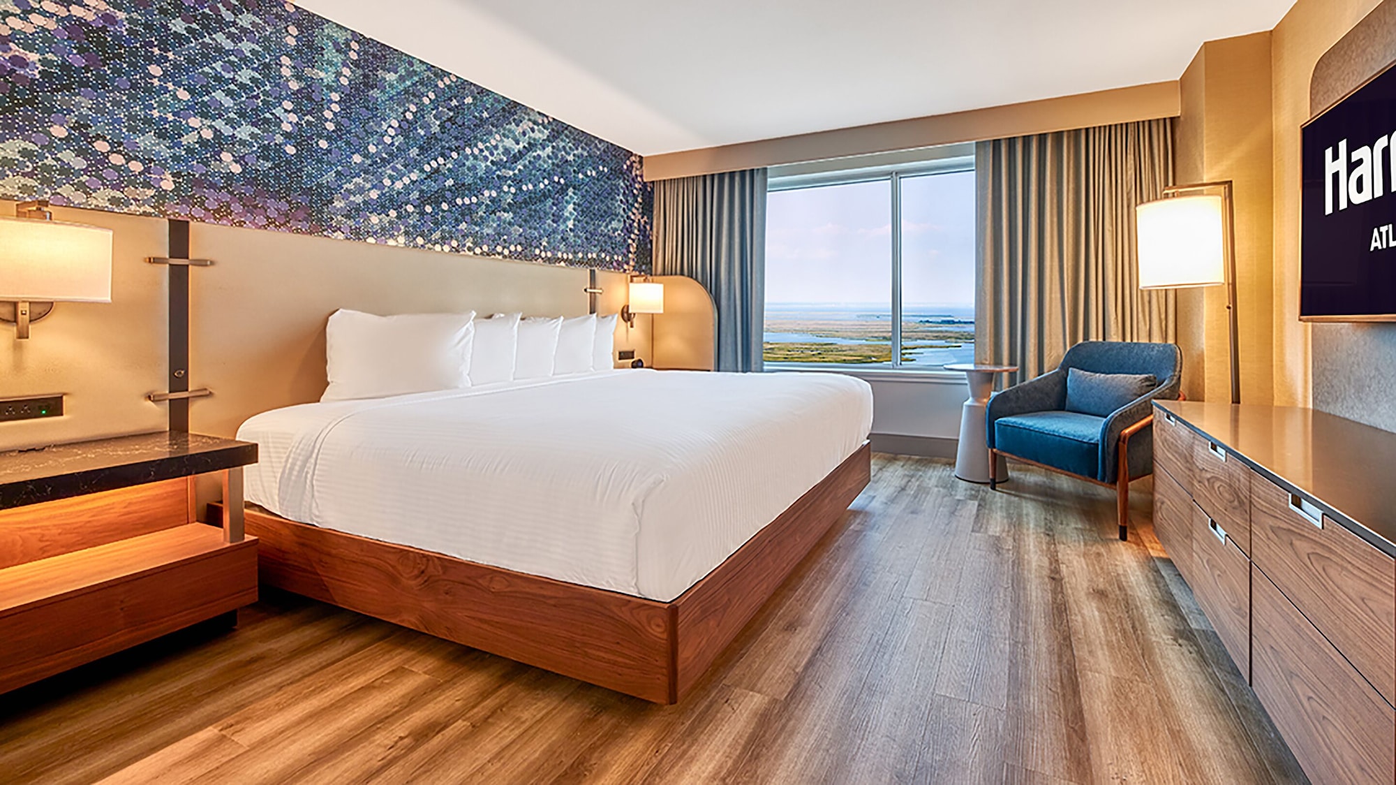 Atrium, Tower, Suite, King Bed, Smoking